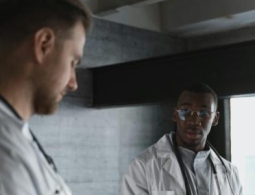 Médico, você sabia que pode estar mais INSS do que deve sem nem perceber?